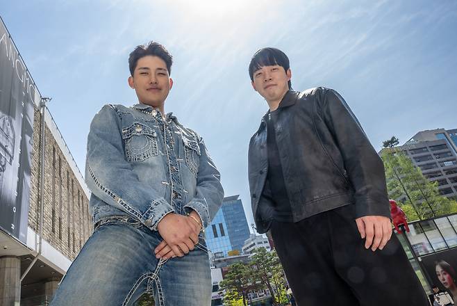 김영상(오른쪽) 작곡가의 신작 ‘오가닉 사이보그’를 받아들고 비트박서 빅맨은 “내가 사이보그라는 걸 직감했다”며 웃었다. 윤창빈 기자