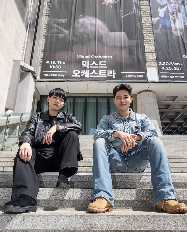 김영상(왼쪽) SM클래식스 소속 작곡가, 비트박서 빅맨이 13일 오후 서울 종로구 세종문화회관에서 열린 헤럴드경제와의 인터뷰에 앞서 포즈를 취하고 있다. 윤창빈 기자