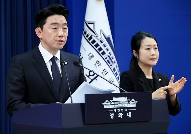 강훈식 비서실장이 15일 청와대 기자회견장에서 전략경제협력 대통령특사 활동 결과 관련 브리핑을 하고 있다. <연합뉴스>