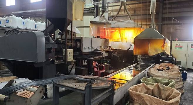 [서울=뉴시스] 재활용 플라스틱 생산 중 압출 과정. (사진=백산포리머 제공) 2026.04.15. photo@newsis.com *재판매 및 DB 금지