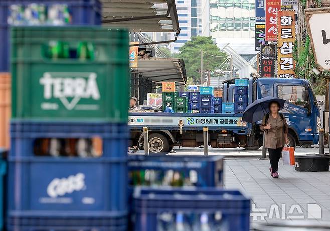 [서울=뉴시스] 정병혁 기자 = 18일 서울 종로구 종각 젊은의거리에 주류운반차량이 주류를 배달하기 위해 서 있다. 고물가속 경기 둔화세가 이어지면서 올 2분기 소비자들의 외식·여가 지출이 줄어든 것으로 나타났다. 특히 외식업 중 술집 매출은 1년 전보다 10% 가까이 급감하는 등 큰 타격을 입었다. 2025.08.18. jhope@newsis.com