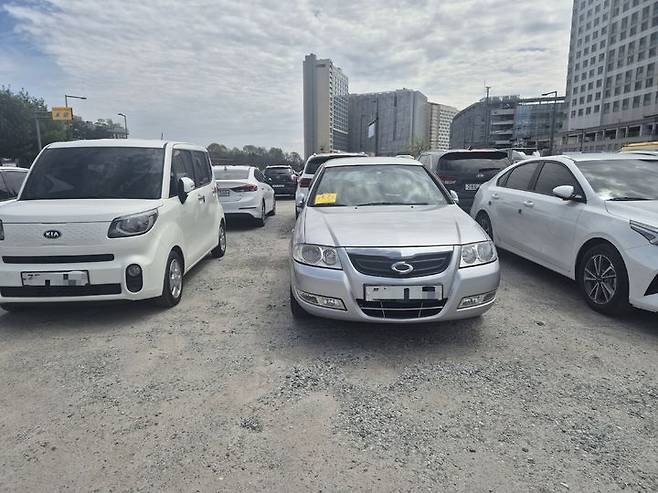 [세종=뉴시스] 14일 세종시 어진동 문화체육관광부 인근 옥외주차장.에서 공공2부제(민원인은 5부제) 위반 차량에 노란색 경고 스티커가 뭍어있다.  *재판매 및 DB 금지