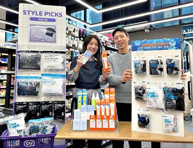 CU가 기온 상승세에 맞춰 여름 뷰티·패션 수요 선점을 위해 유명 뷰티 브랜드 선케어 상품 단독 출시와 기능성 쿨링웨어 조기 도입에 나섰다고 12일 밝혔다. *재판매 및 DB 금지