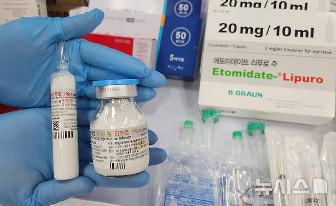 [서울=뉴시스] 미용 시술을 빙자해 약 4년 동안 100여명에게 41억여원에 달하는 프로포폴 등 향정신성의약품을 수면 목적으로 투약하다 적발된 의사에게 징역형의 실형이 확정됐다. 투약자 중엔 전직 프로야구 선수와 이른바 '람보르기니 주차 시비' 사건 운전자도 포함돼 있던 것으로 알려졌다. 의료용 먀약류 압수물. (사진=서울경찰청 광역수사단 제공) 2026.04.15. photo@newsis.com