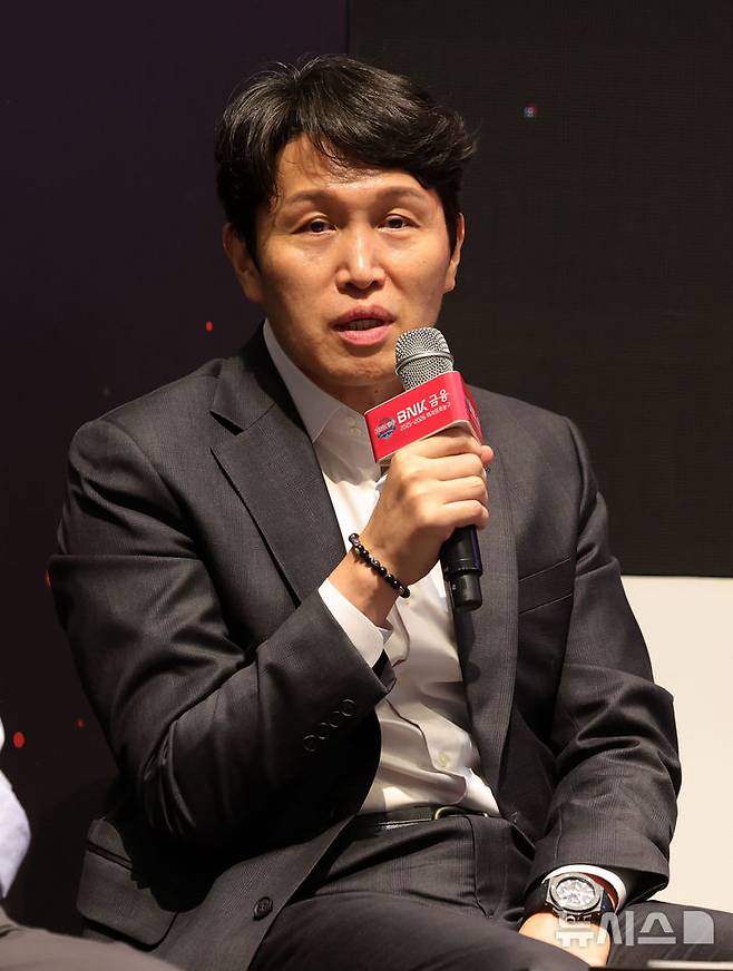 [서울=뉴시스] 홍효식 기자 = 6일 서울 용산구 서울드래곤시티에서 열린 2025-2026 여자프로농구 포스트시즌 미디어데이에서 우리은행 위성우 감독이 출사표를 던지고 있다. 2026.04.06. yesphoto@newsis.com