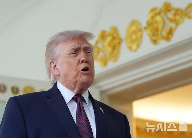 [워싱턴=AP/뉴시스] 도널드 트럼프 미국 행정부와 이란 정부가 평화 협상 초입부터 우라늄 농축 문제로 격돌하고 있다. 미국은 20년간 농축 중단, 이란은 최대 5년 중단을 주장한 것으로 알려진 가운데, 양국이 '10~15년'을 사이에 두고 힘겨루기를 이어갈 수 있다는 관측이 나온다. 사진은 트럼프 대통령이 13일(현지 시간) 백악관에서 배달앱 '도어대시'의 샤론 시먼스로부터 맥도날드를 전달 받은 뒤 기자회견을 하는 모습. 2026.04.15.