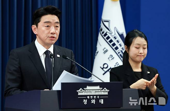 [서울=뉴시스] 고범준 기자 = 강훈식 비서실장이 15일 청와대 춘추관에서 전략경제협력 대통령특사 활동 결과 관련 브리핑을 하고 있다. 2026.04.15. bjko@newsis.com