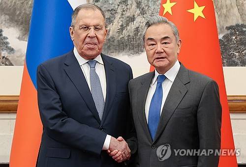 왕이 중국 외교부장(오른쪽)과 라브로프 러시아 외무장관 [EPA=연합뉴스 제공]