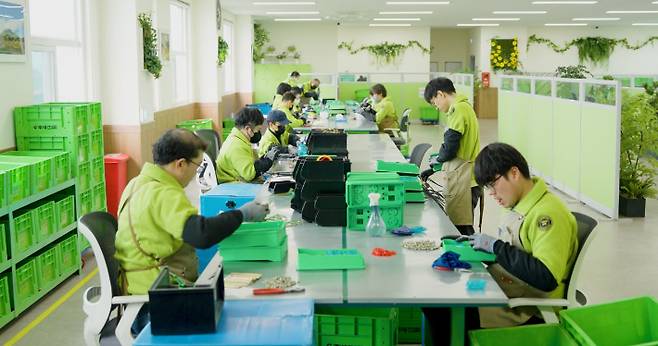 2026년 장애인 고용촉진대회에서 철탑산업훈장을 받은 ㈜태건비에프 노동자들이 근무하는 모습. 한국장애인고용공단 제공