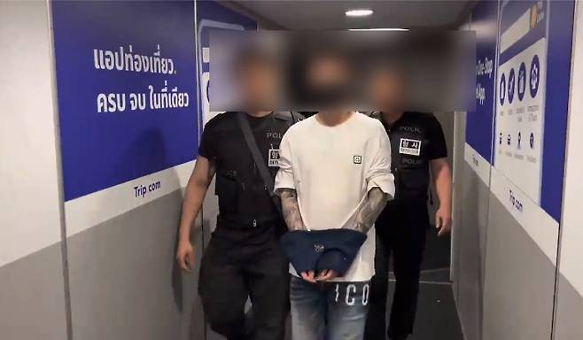 지난해 4월 11일 인천국제공항을 통해 강제송환된 태국 마약 조직 총책 A씨 모습. 경찰청 제공