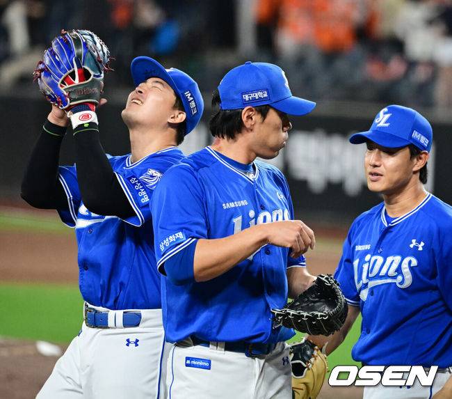 [OSEN=대전, 지형준 기자] 프로야구 삼성 라이온즈가 한화 이글스를 잡고 4연승을 질주했다. 이겼다기보단 승리를 '당한' 모양에 가까웠다.박진만 감독이 이끄는 삼성은 14일 대전 한화생명 볼파크에서 열린 2026 신한 SOL KBO리그 한화와의 원정경기에서 6-5로 승리했다. 이날 승리로 4연승을 질주한 삼성은 시즌 전적 9승4패1무를 만들었다. 4연패에 빠진한화는 6승8패가 됐다.경기를 마치고 삼성 전병우, 김재윤, 이성규가 승리를 기뻐하고 있다. 2026.04.14&nbsp;/ jpnews@osen.co.kr