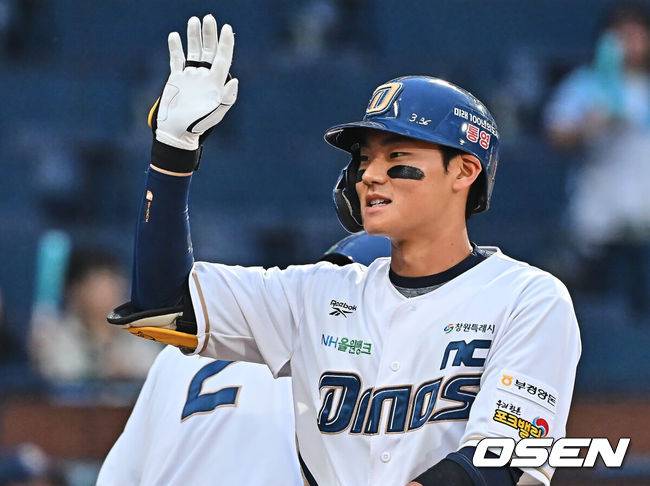 [OSEN=창원, 이석우 기자] 14일 창원NC파크에서 2026 신한 SOL KBO 리그 NC 다이노스와 KT 위즈의 경기가 열렸다. 홈팀 NC는 버하겐이, 방문팀 KT는 고영표가 선발 출전했다. NC 다이노스 김주원이 1회말 우월 솔로 홈런을 치고 하이파이브를 하고 있다. 2026.04.14 / foto0307@osen.co.kr