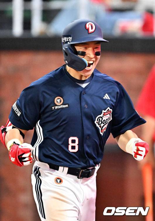 [OSEN=인천, 민경훈 기자] 14일 오후 인천 SSG랜더스필드에서 ‘2026 신한 SOL Bank KBO리그'&nbsp;SSG 랜더스와 두산 베어스의 경기가 진행됐다.이날 SSG는 타케다를, 두산은 최민석을 선발투수로 내세웠다.4회초 1사 주자 2루 두산 손아섭이 우중월 투런 홈런을 때린 후 홈을 밟으며 포효하고 있다. 2026.04.14 / rumi@osen.co.kr