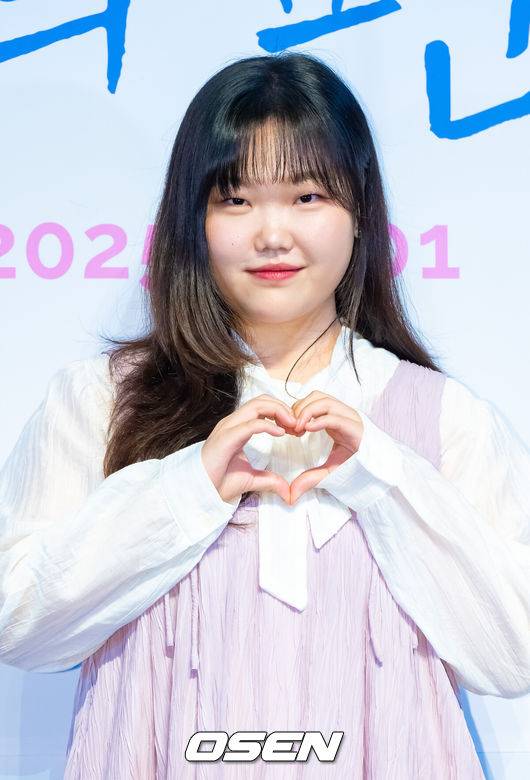 [OSEN=박준형 기자] 영화 '연의 편지' 언론 시사회가 15일 오후 서울 롯데월드타워 내 롯데시네마 월드타워에서 진행됐다.'연의 편지'는 책상 서랍에서 우연히 의문의 편지를 발견하게 된 전학생 소리가 편지 속 힌트로 이어지는 다음 편지들을 찾아가며 벌어지는 이야기를 담은 애니메이션 영화로 이날 행사에는 김용환 감독, 이수현, 김민주, 민승우, 남도형이 참석했다. 악뮤 이수현이 포즈를 취하고 있다.  2025.09.15 / soul1014@osen.co.kr