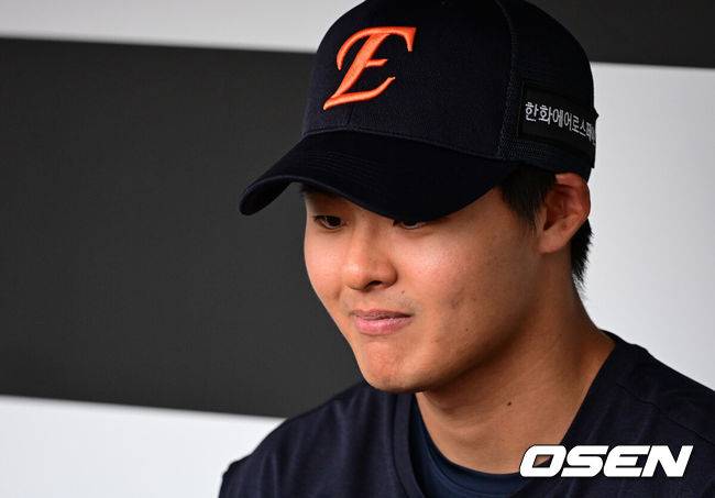 [OSEN=대전, 지형준 기자] 14일 대전 한화생명 볼파크에서 2026 신한 SOL KBO리그 한화 이글스와 삼성 라이온즈의 경기가 열렸다.3연패 중인 한화는 문동주, 4연승을 노리는 삼성은 최원태가 선발로 나섰다.&nbsp;경기에 앞서 한화는 두산 베어스와 외야수 손아섭을 보내고 좌완 투수 이교훈과 현금 1억5000만원을 받는 트레이드를 단행했다.한화 이교훈이 취재진과 인터뷰를 하고 있다. 2026.04.14&nbsp;/ jpnews@osen.co.kr