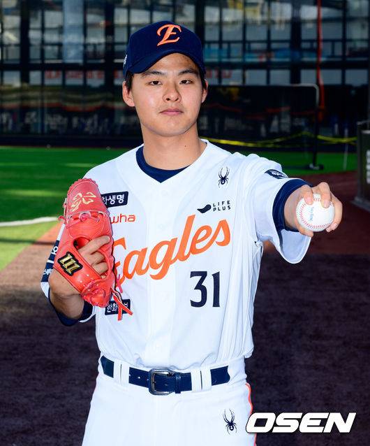 [OSEN=대전, 지형준 기자] 14일 대전 한화생명 볼파크에서 2026 신한 SOL KBO리그 한화 이글스와 삼성 라이온즈의 경기가 열렸다.3연패 중인 한화는 문동주, 4연승을 노리는 삼성은 최원태가 선발로 나섰다.&nbsp;경기에 앞서 한화는 두산 베어스와 외야수 손아섭을 보내고 좌완 투수 이교훈과 현금 1억5000만원을 받는 트레이드를 단행했다.한화 이교휸이 포토타임을 하고 있다. 2026.04.14&nbsp;/ jpnews@osen.co.kr