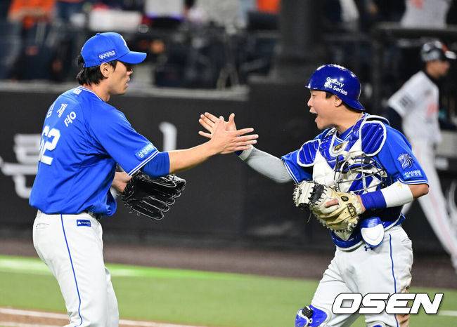 [OSEN=대전, 지형준 기자] 프로야구 삼성 라이온즈가 한화 이글스를 잡고 4연승을 질주했다. 이겼다기보단 승리를 '당한' 모양에 가까웠다.박진만 감독이 이끄는 삼성은 14일 대전 한화생명 볼파크에서 열린 2026 신한 SOL KBO리그 한화와의 원정경기에서 6-5로 승리했다. 이날 승리로 4연승을 질주한 삼성은 시즌 전적 9승4패1무를 만들었다. 4연패에 빠진한화는 6승8패가 됐다.경기를 마치고 삼성 김재윤, 박세혁이 승리를 기뻐하고 있다. 2026.04.14&nbsp;/ jpnews@osen.co.kr