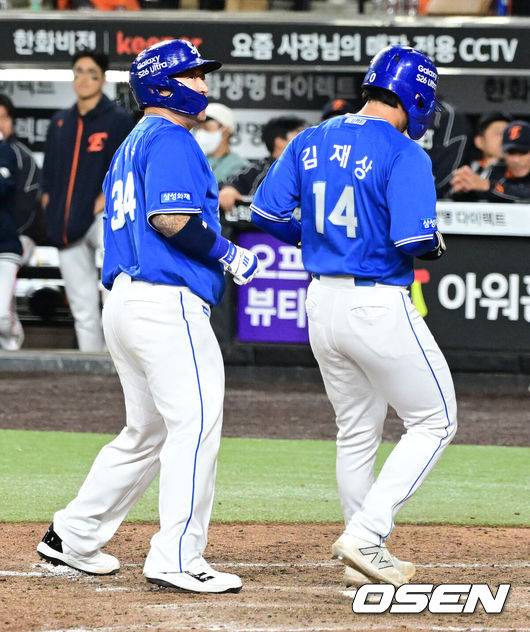 [OSEN=대전, 지형준 기자] 14일 대전 한화생명 볼파크에서 2026 신한 SOL KBO리그 한화 이글스와 삼성 라이온즈의 경기가 열렸다.3연패 중인 한화는 문동주, 4연승을 노리는 삼성은 최원태가 선발로 나섰다.&nbsp;9회초 2사 만루에서 삼성 최형우가 밀어내기 볼넷을 얻어내며 김재상이 동점 득점을 올리고 있다. 2026.04.14&nbsp;/ jpnews@osen.co.kr