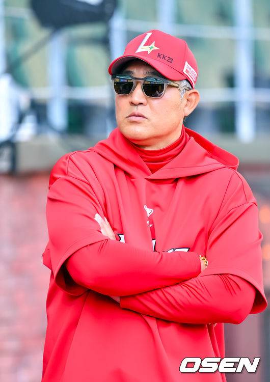 [OSEN=인천, 민경훈 기자] 15일 오후 인천 SSG랜더스필드에서 ‘2026 신한 SOL Bank KBO리그' SSG 랜더스와 두산 베어스의 경기가 진행될 예정인 가운데 그라운드에서 훈련이 진행됐다. 경기 전 SSG 이숭용 감독이 그라운드 위에서 생각에 잠겨있다. 2026.04.15 / rumi@osen.co.kr