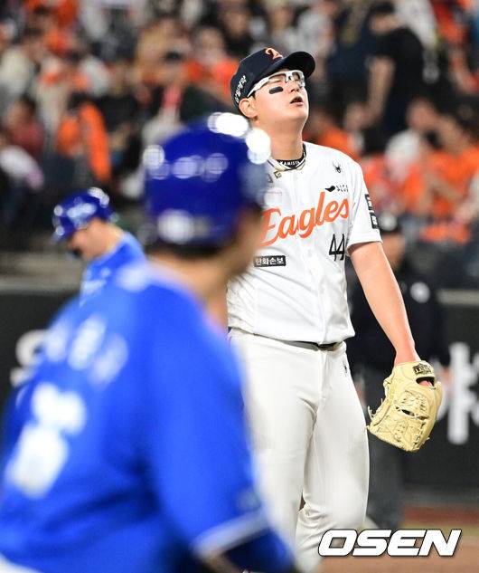 [OSEN=대전, 지형준 기자] 프로야구 삼성 라이온즈가 한화 이글스를 잡고 4연승을 질주했다. 박진만 감독이 이끄는 삼성은 14일 대전 한화생명 볼파크에서 열린 2026 신한 SOL KBO리그 한화와의 원정경기에서 6-5로 승리했다. 이날 승리로 4연승을 질주한 삼성은 시즌 전적 9승4패1무를 만들었다. 4연패에 빠진 한화는 6승8패가 됐다.9회초 2사 만루에서 한화 김서현이 삼성 이해승에게 밀어내기 볼넷으로 역전을 허용하며 아쉬워하고 있다. 2026.04.14&nbsp;/ jpnews@osen.co.kr