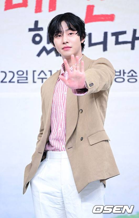 [OSEN=최규한 기자] 15일 오후 서울 목동 SBS에서 새 수목드라마 ‘오늘도 매진했습니다’ 제작발표회가 열렸다.드라마&nbsp;‘오늘도 매진했습니다’는 완벽주의 농부 매튜 리(안효섭 분)와 완판주의 쇼호스트 담예진(채원빈 분)이 밤낮없이 얽히며 펼쳐지는 설렘 직배송 제철 로맨스를 담은 드라마다.배우 안효섭이 포토타임을 하고 있다. 2026.04.15 / dreamer@osen.co.kr