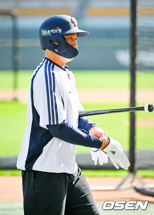 [OSEN=인천, 민경훈 기자] 15일 오후 인천 SSG랜더스필드에서 ‘2026 신한 SOL Bank KBO리그' SSG 랜더스와 두산 베어스의 경기가 진행될 예정인 가운데 그라운드에서 훈련이 진행됐다. 경기 전 두산 손아섭이 타격연습을 준비하고 있다. 2026.04.15 / rumi@osen.co.kr