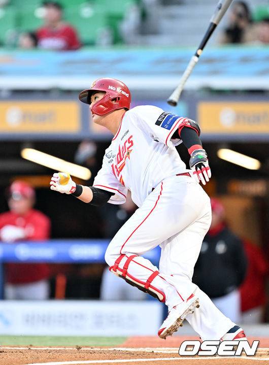 [OSEN=인천, 민경훈 기자] 15일 오후 인천 SSG랜더스필드에서 ‘2026 신한 SOL Bank KBO리그' SSG 랜더스와 두산 베어스의 경기가 진행됐다. 1회말 2사 주자 2,3루 SSG 고명준이 좌중월 선취 스리런 홈런을 때리고 있다. 2026.04.15 / rumi@osen.co.kr