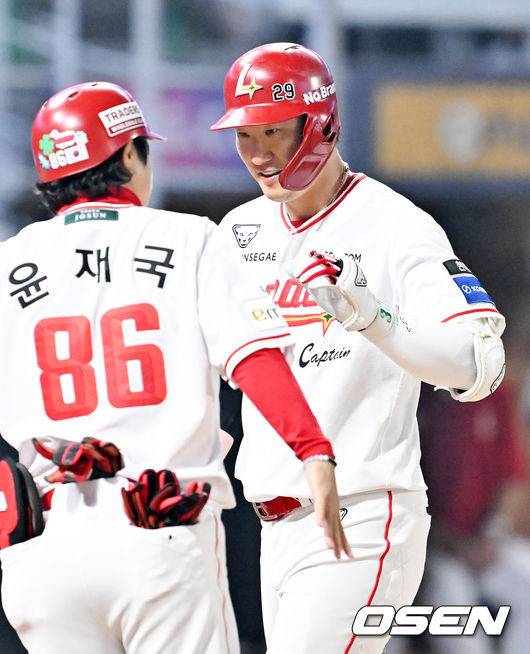 [OSEN=인천, 민경훈 기자] 15일 오후 인천 SSG랜더스필드에서 ‘2026 신한 SOL Bank KBO리그' SSG 랜더스와 두산 베어스의 경기가 진행됐다. 6회말 SSG 선두타자로 나온 오태곤이 좌중월 솔로홈런을 때린 후 홈을 밟으며 기뻐하고 있다. 2026.04.15 / rumi@osen.co.kr