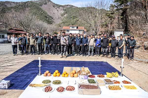 문복산 입구의 펜션 마당에서 열린 시산제. 산악인의 선서를 하는 회원들.