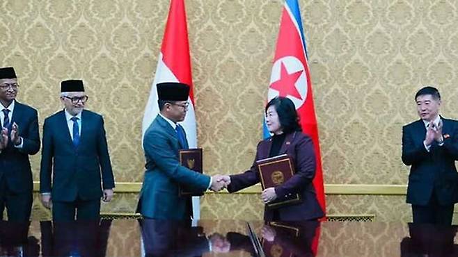 작년 10월, 인도네시아 수기오노 외교장관과 북한 최선희 외무상이 양국의 기술 협력 MOU를 체결한 뒤 악수하고 있다.