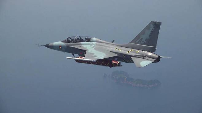 국산 장거리 공대지미사일 천룡을 장착한 FA-50이 시험 비행하고 있다.