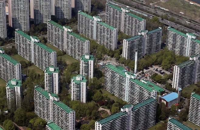 서울 송파구 잠실동에 위치한 잠실주공5단지 아파트 모습. 1978년 준공된 이 단지는 인근 아시아선수촌 아파트와 함께 잠실 지역의 대표적인 노후 재건축 단지로 꼽힌다. 연합뉴스