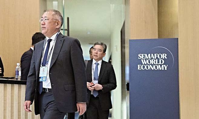 정의선 현대차그룹 회장이 13일(현지시간) 미국 워싱턴에서 개막한 ‘2026 세마포 월드 이코노미’ 행사장에 들어서고 있다. 오른쪽 뒤편은 장재훈 부회장. 현대차그룹 제공