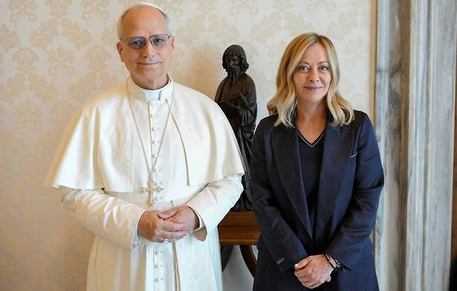 교황 레오 14세(왼쪽)와&nbsp;조르자 멜로니 이탈리아 총리. 바티칸 교황청은 이탈리아 수도 로마에 있다. 로이터연합뉴스