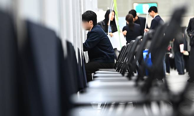 지난 9일 2026 수원시 일자리박람회를 찾은 구직자가 취업상담을 하고 있다. 뉴시스