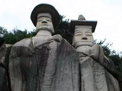 경기도 파주 용미리에 위치한 마애이불입상(보물 제93호). 거대한 천연 암벽에 새겨진 두 기의 불상은 각각 원립관(圓笠冠, 왼쪽)과 방립관(方笠冠)을 쓰고 있는데, 민간에서는 이를 남녀 미륵, 혹은 부모 미륵으로 숭배해 왔다. 이는 미래의 구원 섭리가 음양(陰陽)의 조화와 부모성의 합일을 통해 완성됨을 보여주는 소중한 문화적 증거다. 출처: Wikimedia commons(https://creativecommons.org/licenses/by-sa/4.0/)