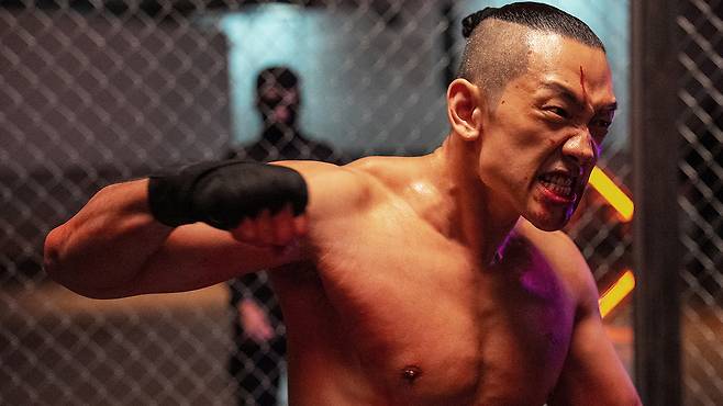 굶주림을 견디며 무대 위를 꿈꿨던 열아홉 소년의 독기는 훗날 1400억원대 자본의 성벽을 구축한 실존적 에너지가 됐다. 넷플릭스 ‘사냥개들 시즌2’ 스틸컷