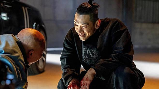 나태해지는 순간 과거의 결핍이 다시 자신을 잠식할지 모른다는 경계심은 그를 단 하루도 쉴 수 없는 ‘정밀 기계’로 만들었다. 넷플릭스 ‘사냥개들 시즌2’ 스틸컷