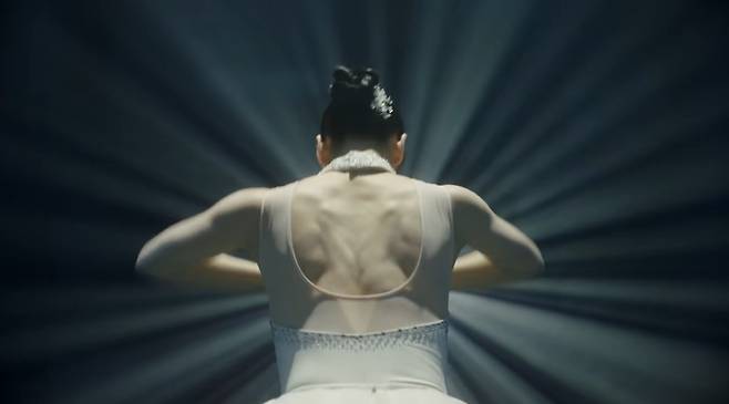 구글코리아와 카카오엔터테인먼트 산하 커머셜 IP 스튜디오 돌고래유괴단이 함께 만든 구글 캠페인 ‘Our Queen is back’ 영상에서 김연아가 발레를 하고 있다. 돌고래유괴단 공식 유튜브 채널 영상 캡처