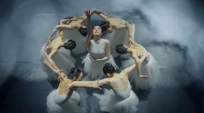 구글코리아와 카카오엔터테인먼트 산하 커머셜 IP 스튜디오 돌고래유괴단이 함께 만든 구글 캠페인 ‘Our Queen is back’ 영상에서 김연아가 발레를 하고 있다. 돌고래유괴단 공식 유튜브 채널 영상 캡처