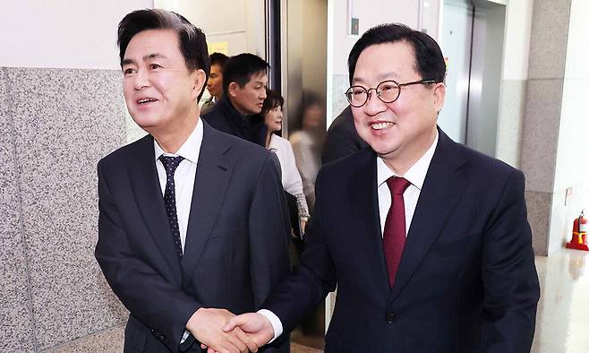 이장우 대전시장(오른쪽)과 김태흠 충남지사. 대전시 제공