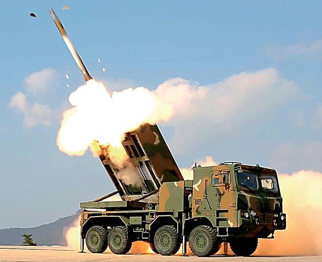 한화에어로스페이스의 다연장로켓 ‘천무’가 시험 발사되고 있다. 한화에어로스페이스 제공