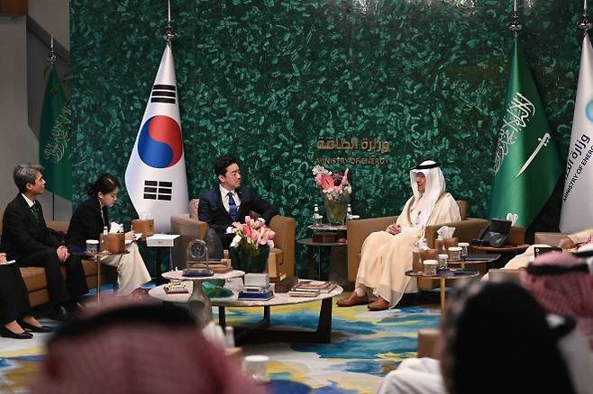 특사로 사우디아라비아 찾은 강훈식 비서실장 - 전략경제협력 대통령 특사로 최근 사우디아라비아를 찾은 강훈식 대통령 비서실장. 강 실장 엑스 계정 캡처