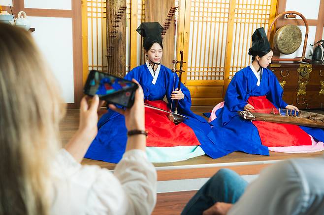 서울 종로 인사동에 위치한 국악 상설 공연장 ‘진연’에서 연주자들이 궁중 음악을 선보이고 있다. /사진제공=지지대악