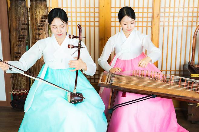 서울 종로 인사동에 위치한 국악 상설 공연장 ‘진연’에서 연주자들이 해금·가야금 병창을 하고 있다. /사진제공=지지대악