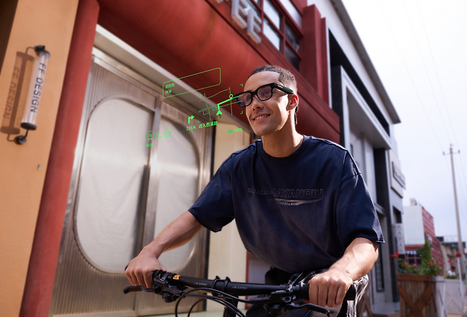로키드 AI 안경을 통해 내비게이션 기능을 체험하고 있는 모습. 사진 제공=로키드