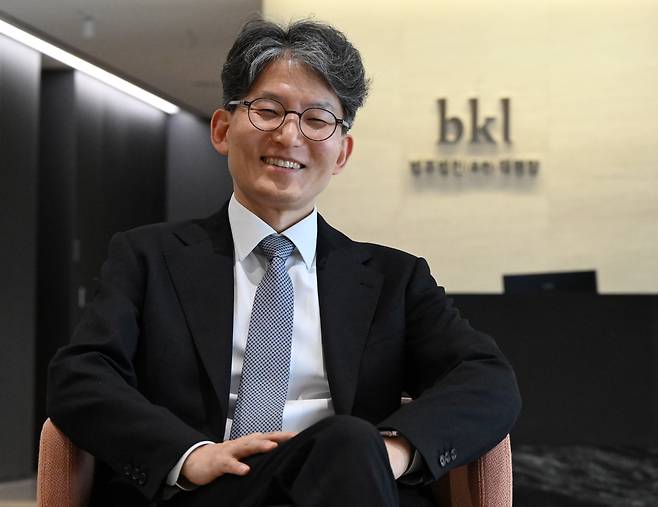 김준우 법무법인 태평양 변호사가 서울경제신문과의 인터뷰에 앞서 포즈를 취하고 있다. 성형주 기자