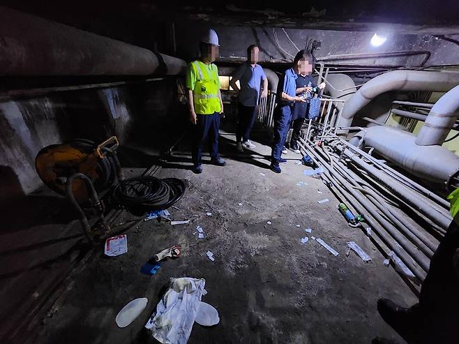 2024년 6월16일 박정현씨가 일하다 숨진 전주페이퍼 전주공장 내부 모습. 박씨가 신던 운동화가 놓여있다. ⓒ박정현씨 측 제공