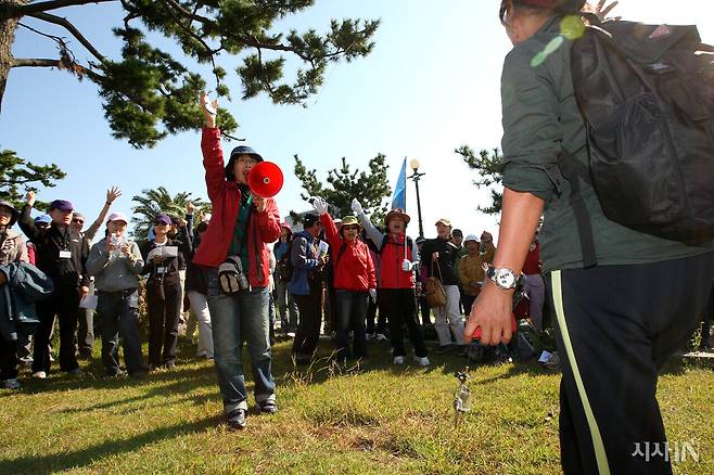 2007년 10월21일 제주올레 제2코스 쇠소깍에서 출발을 외치는 서명숙 이사장. ⓒ시사IN 포토