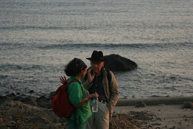 프랑스 기자이자 작가인 베르나르 올리비에와 서명숙 이사장. ⓒ제주올레 제공